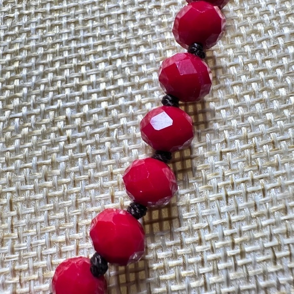 Women’s Necklace Glass Beads Red Faceted Hand Knotted Over The Head 4145 Y - Picture 9 of 9